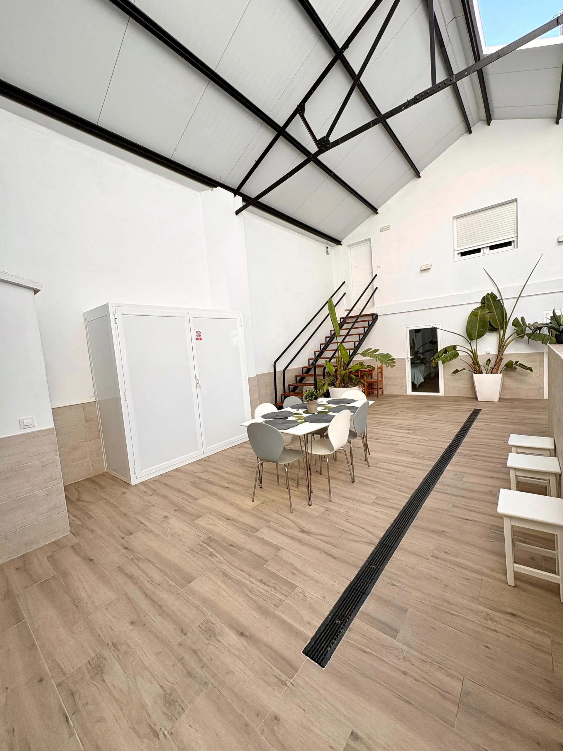 Patio interior con lucernario — Vivienda Lope de Vega Gandía
