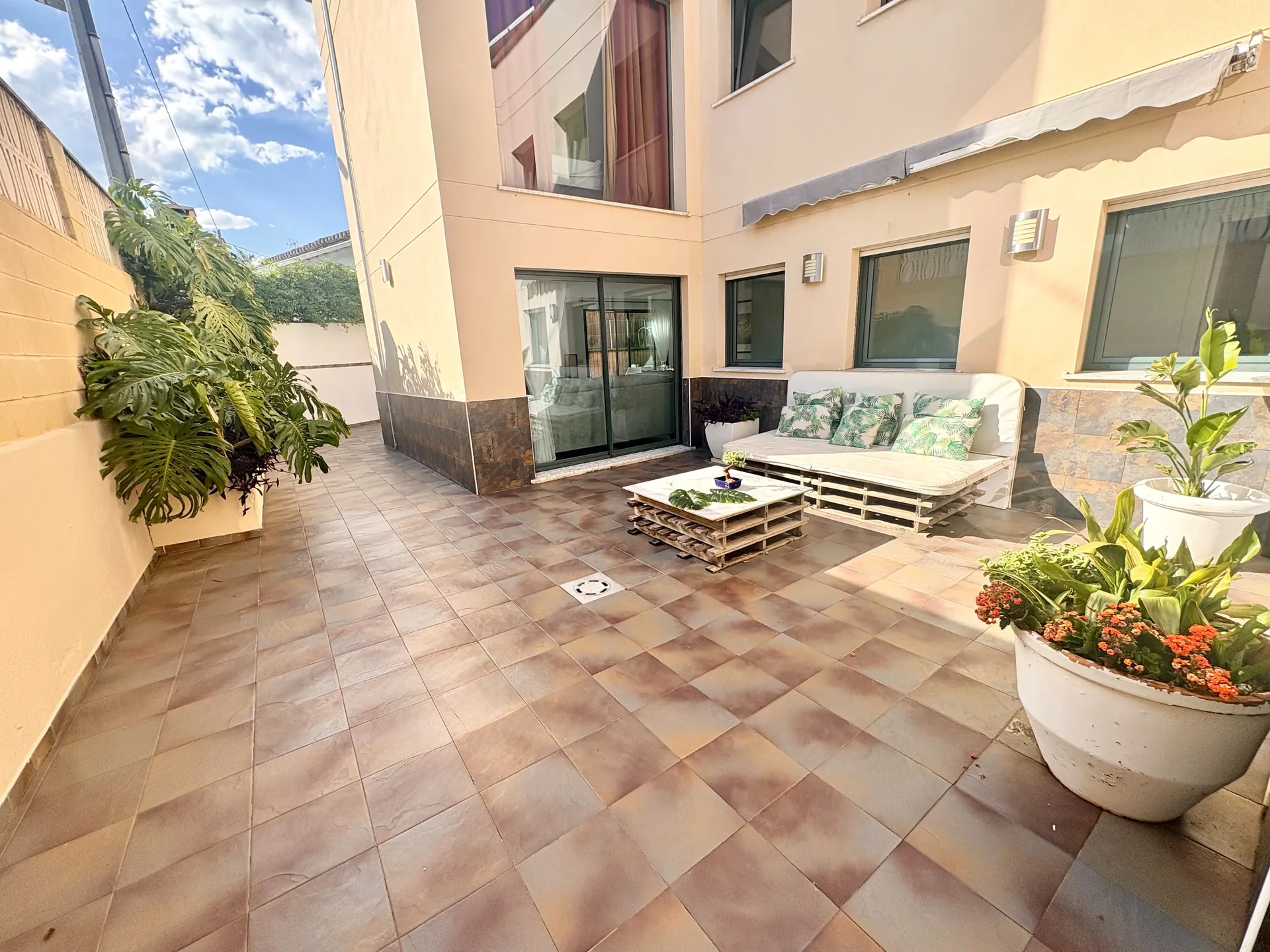 Salón amplio y luminoso del Chalet Treviso en Gandía — sofás, TV y acceso a terraza