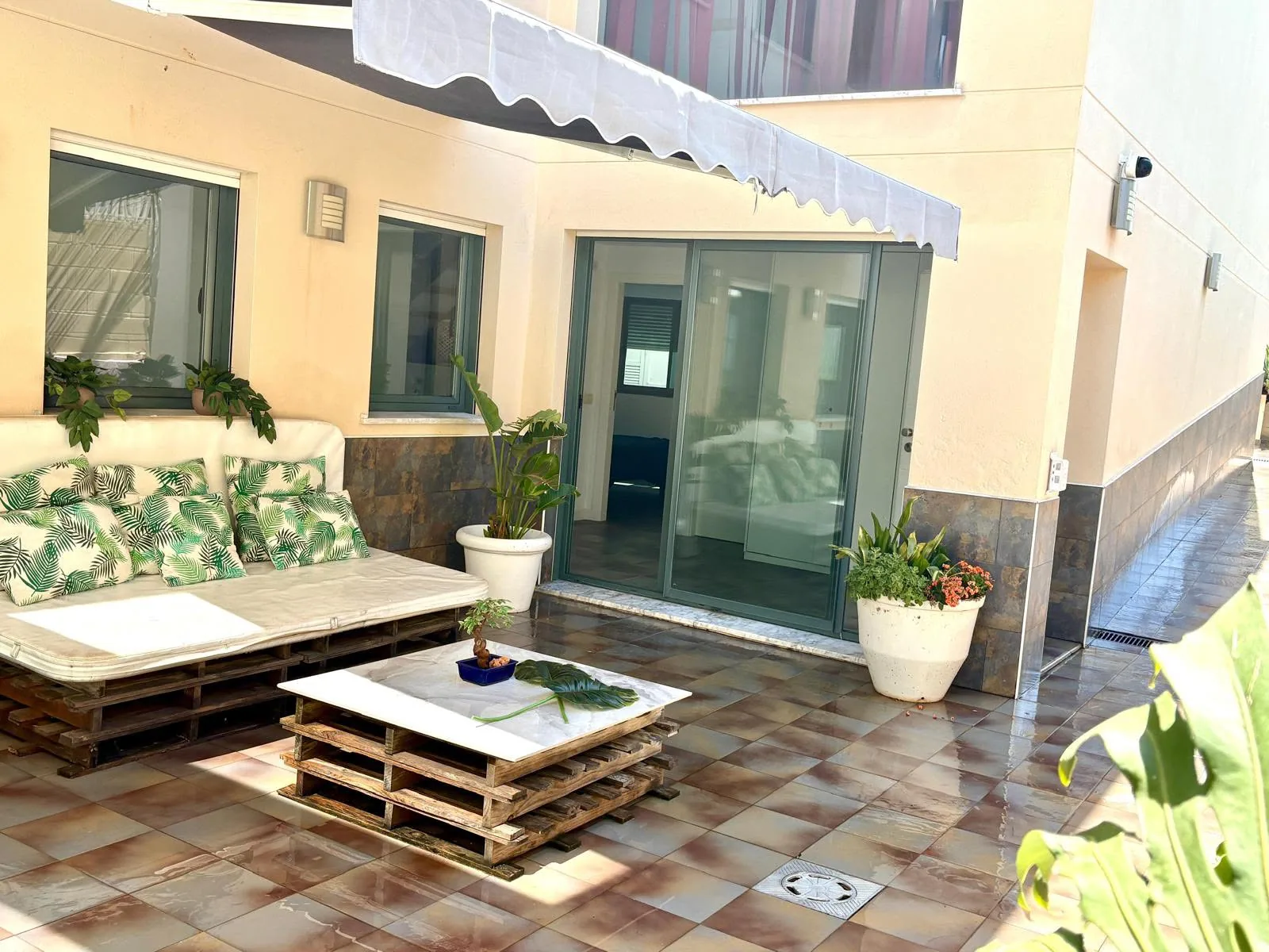 Comedor para 12 personas en el Chalet Treviso — gran mesa con sillas blancas y cuadros